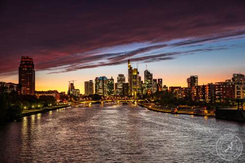 Frankfurt Skyline bei Sonnenuntergang