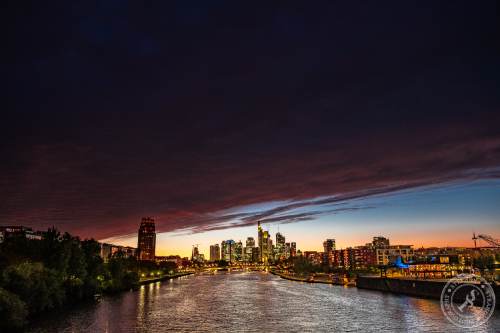 Frankfurt Skyline bei Sonnenuntergang