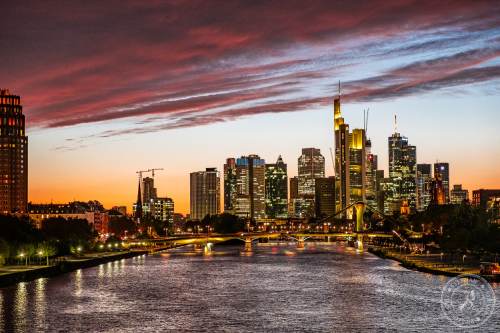 Frankfurt Skyline bei Sonnenuntergang