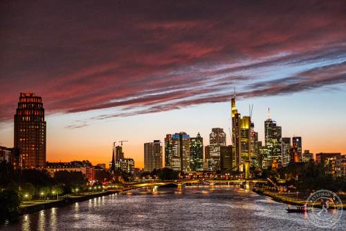 Frankfurt Skyline bei Sonnenuntergang