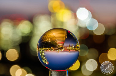 Frankfurt durch die Glaskugel betrachtet