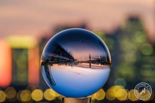 Frankfurt durch die Glaskugel betrachtet