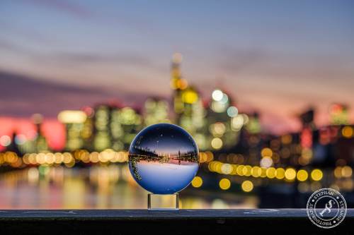 Frankfurt durch die Glaskugel betrachtet