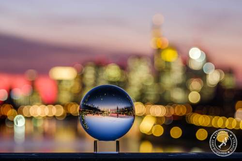 Frankfurt durch die Glaskugel betrachtet