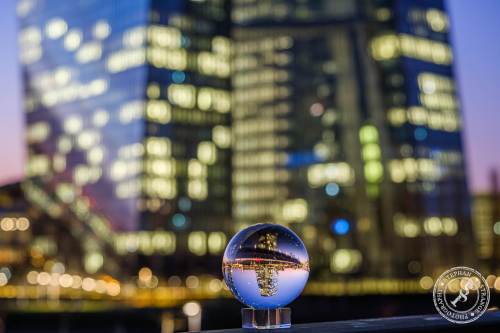 Frankfurt durch die Glaskugel betrachtet
