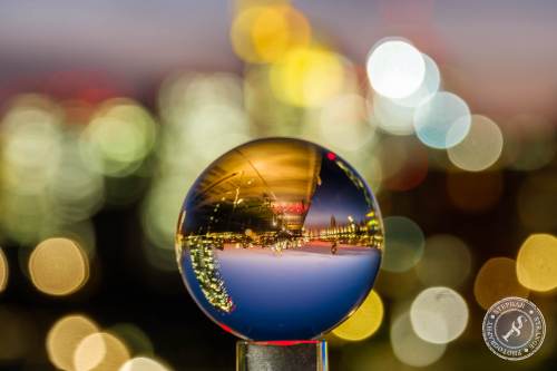 Frankfurt durch die Glaskugel betrachtet