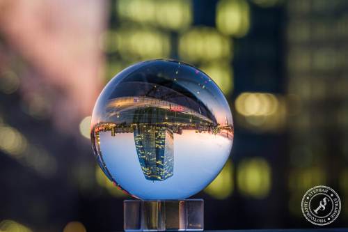 Frankfurt durch die Glaskugel betrachtet