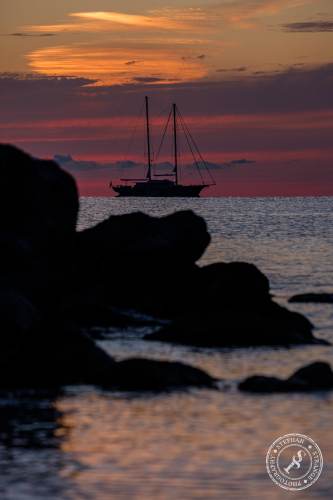 Segelboote bei Sonnenaufgang