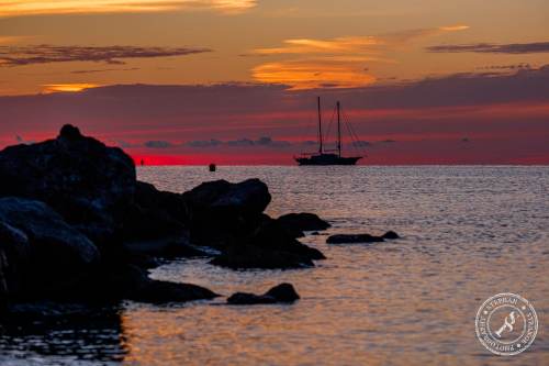 Segelboote bei Sonnenaufgang