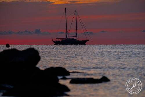 Segelboote bei Sonnenaufgang