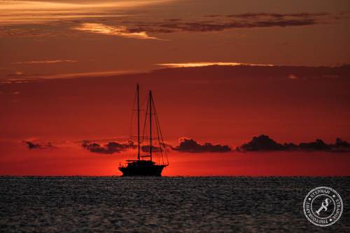 Segelboote bei Sonnenaufgang