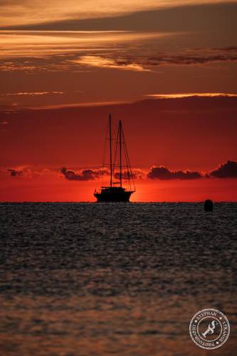 Segelboote bei Sonnenaufgang