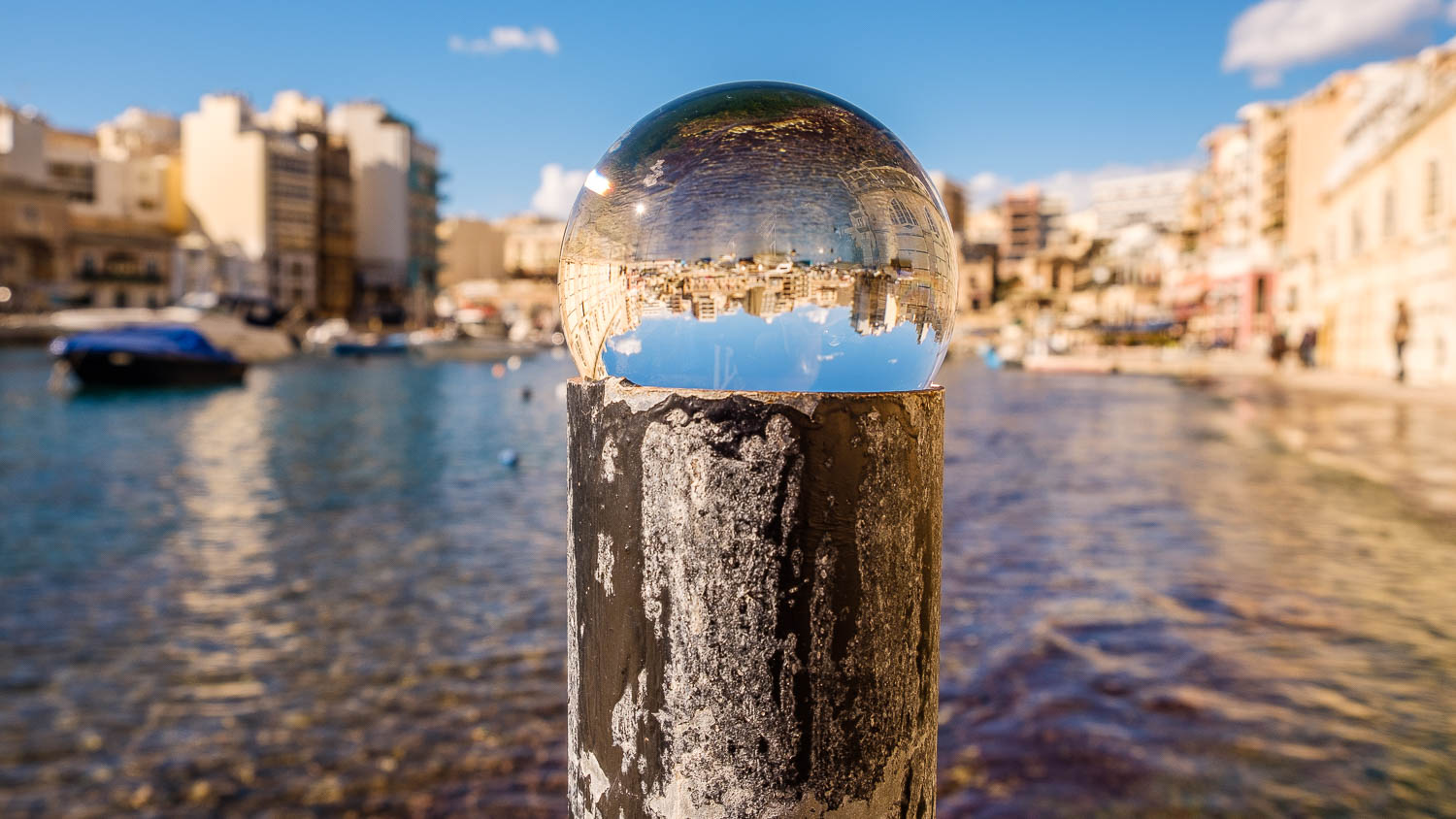 Die Spinola Bay in St. Julians durch die Glaskugel betrachtet