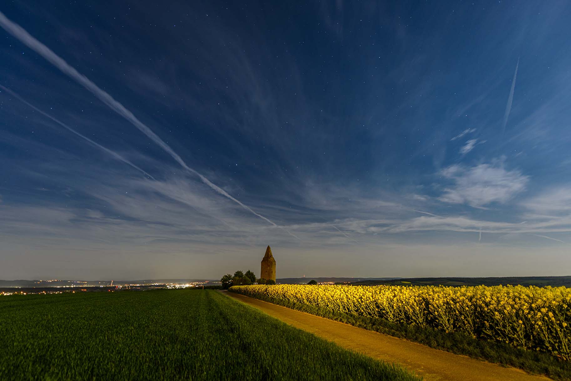Rapsfelder bei Nacht
